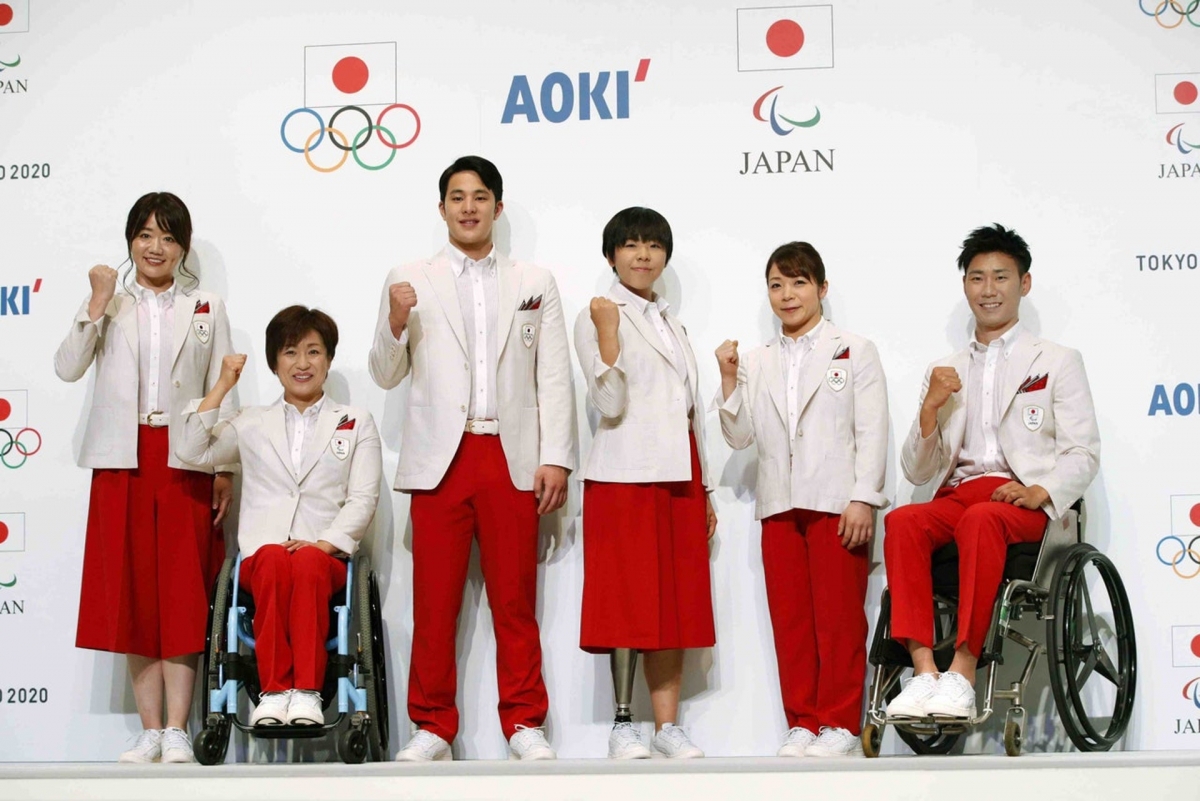 日本國家隊的開幕禮隊服由國民西服品牌 AOKI 設計,以國旗日之丸的紅白配色為主,用上日系的麻質布料