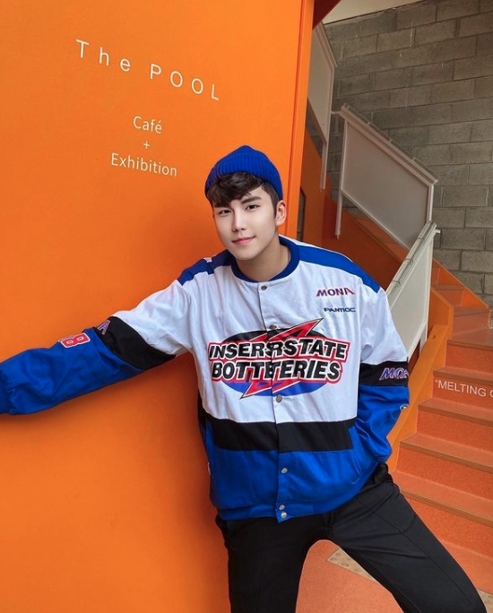 台灣近日一個男團選秀美男群集，吸引不少人的關注熱議。稱為「原子少年ATOM BOYZ」的組合，裏面其中一位參賽者就因為P圖太重手