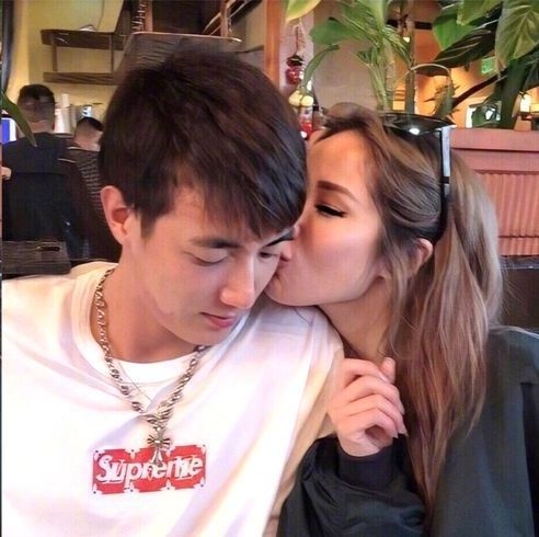 Elva與男友黃皓穩定交往達4年,對方亦是一個比他小14歲的年下男,雖然外界起初並不看好,但是二人多年來都頻頻放閃關係貌似甜蜜。