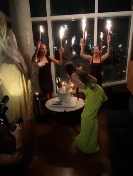 在派對中興奮熱舞，與朋友們酌酒慶賀，身影就如一位少女一樣，姿態優雅燦爛奪目！