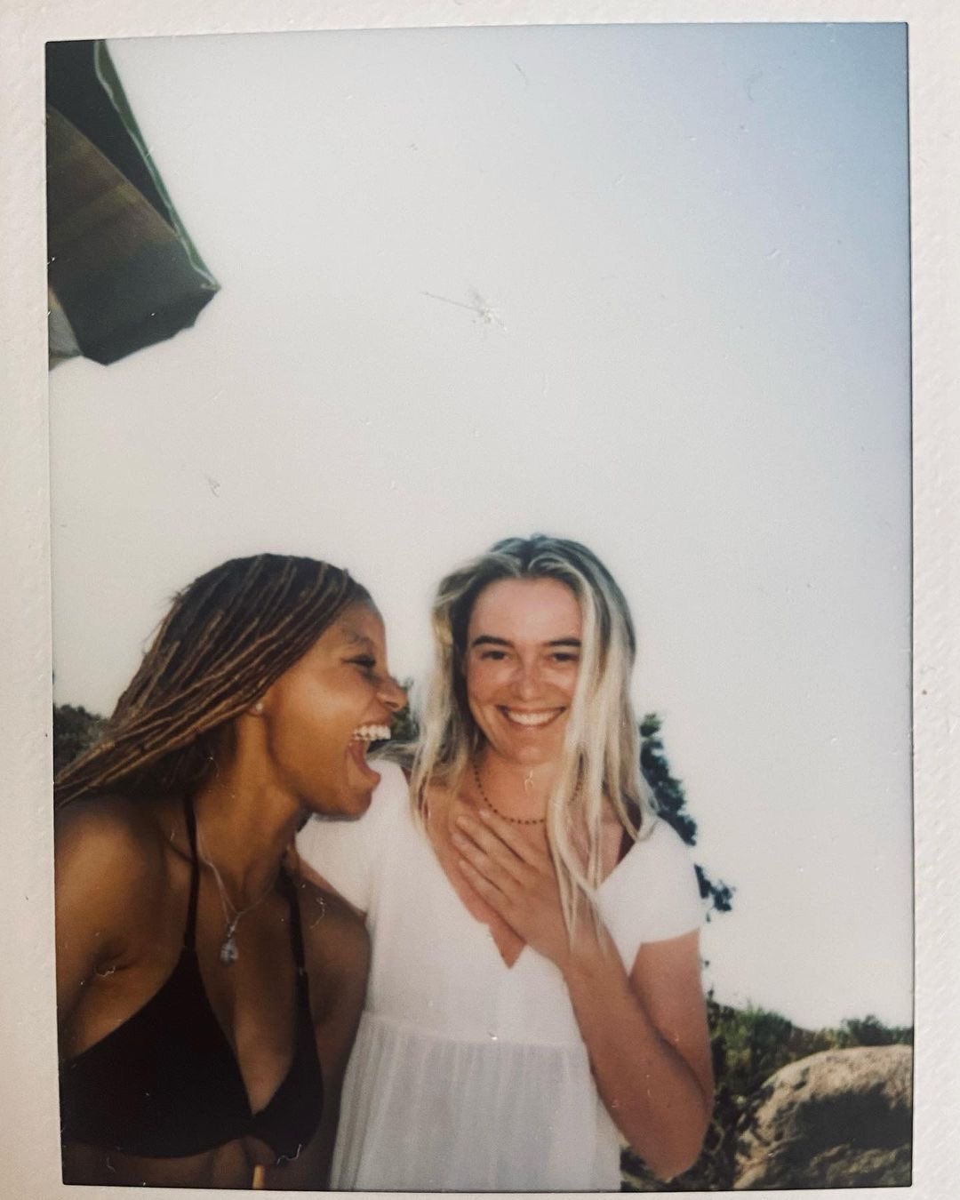 Jonah Hauer-King 分享多張劇組的相片,其中一張相 Halle Bailey 穿著泳衣笑得相當開心