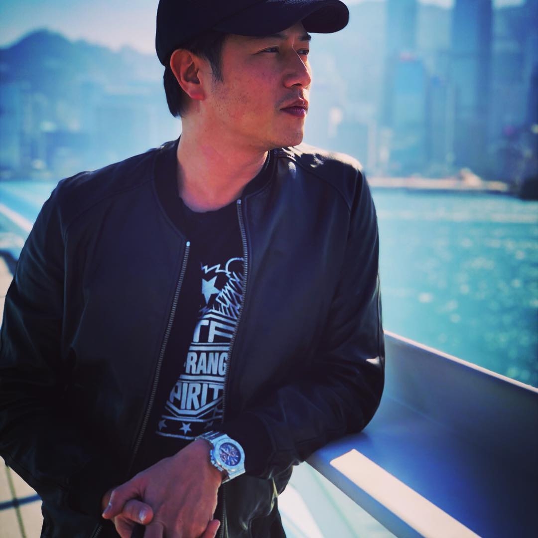 而陳鍵鋒亦不時有分享自己的近照,多是工作花絮、生活點滴等照片,不過無論是臉型、身形都有點「發福」狀態,而且更帶點脂粉味,與以往的弱質書生形象截然不同!