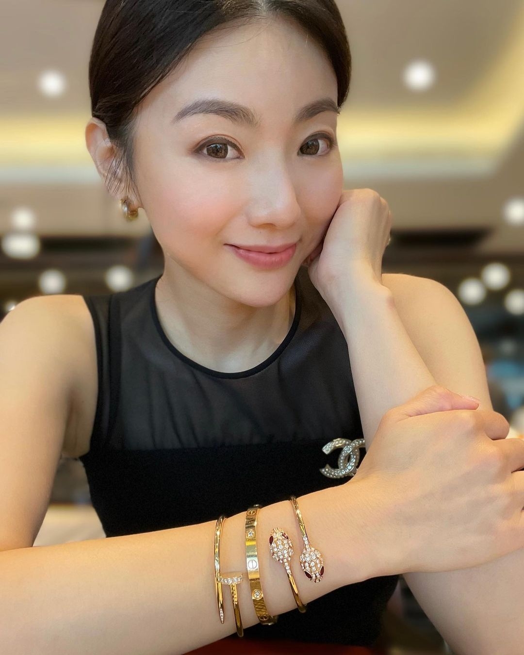 周嘉儀曬出手上的3隻手鈪合共都要逾10萬,每款耳環則要幾千元,如果再配搭她平日最愛的 Hermès 手袋