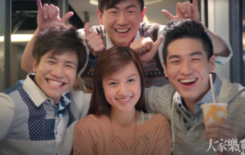 2012的大家樂「美國最牛火鍋」中的女主角,正是鄺潔楹!廣告中的她臉型較寬,加上眯眯的眼睛讓人認不出