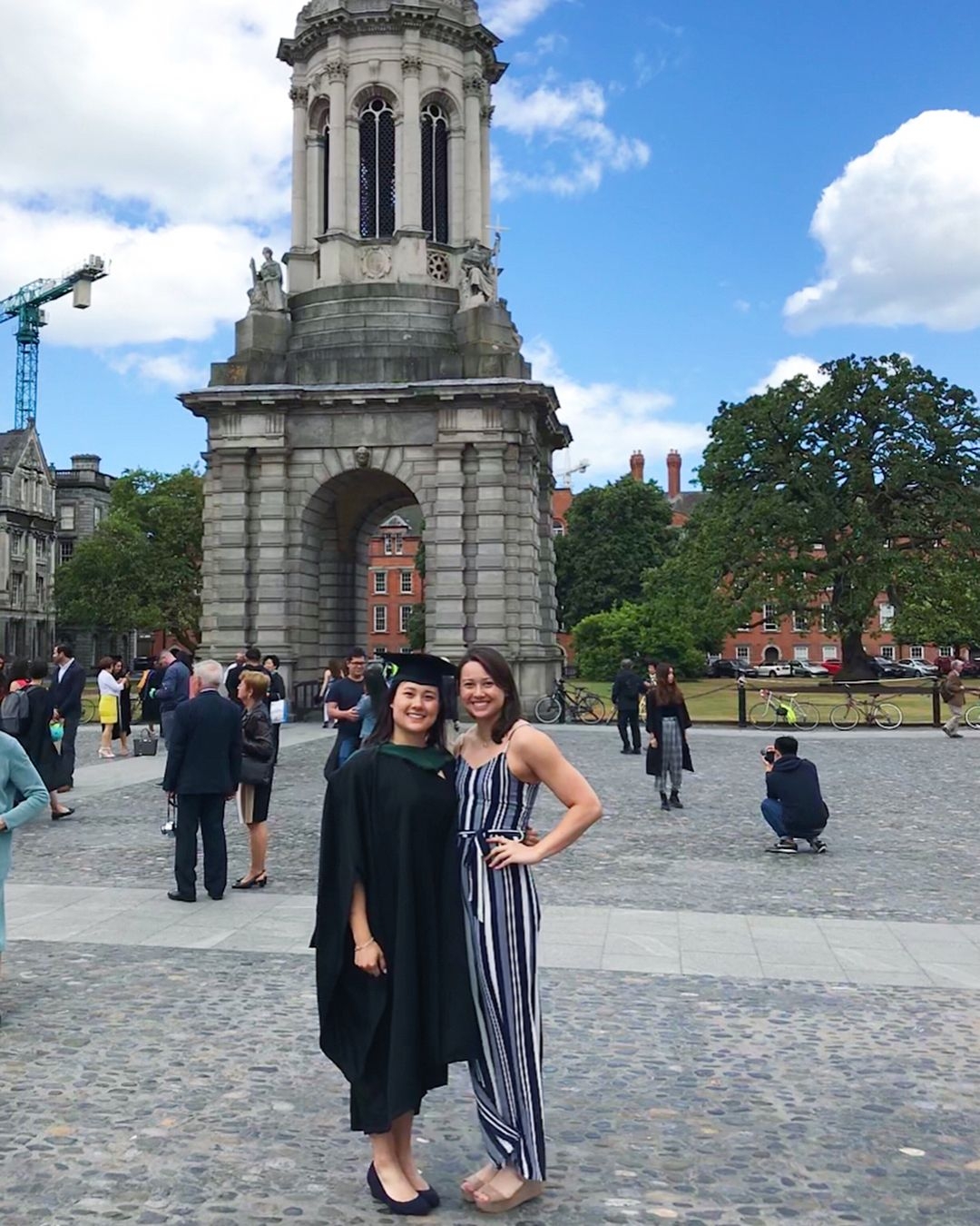 何詩蓓家中還有一位比她大兩年的姊姊何雅舒(Aisling Bridget Haughey),兩人的興趣一致,從小就喜歡在家中游泳池游水,姊姊更是位泳手,在 6 歲時還加入了南華會泳隊接受訓練。