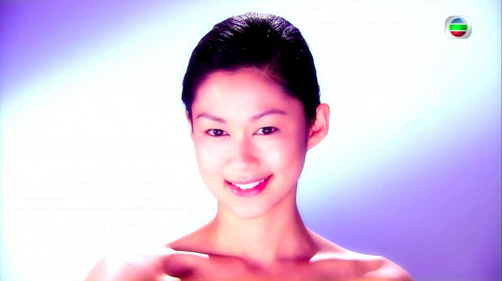 岑麗香於2010年以26歲之齡參選《國際中華小姐競選》,當年參選時的岑麗香外貌不像是走「它男女神」的路線
