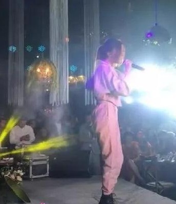 一位女生唱歌的影片在抖音瘋傳,她的馬尾和瀏海都被指和鄧紫棋十分相