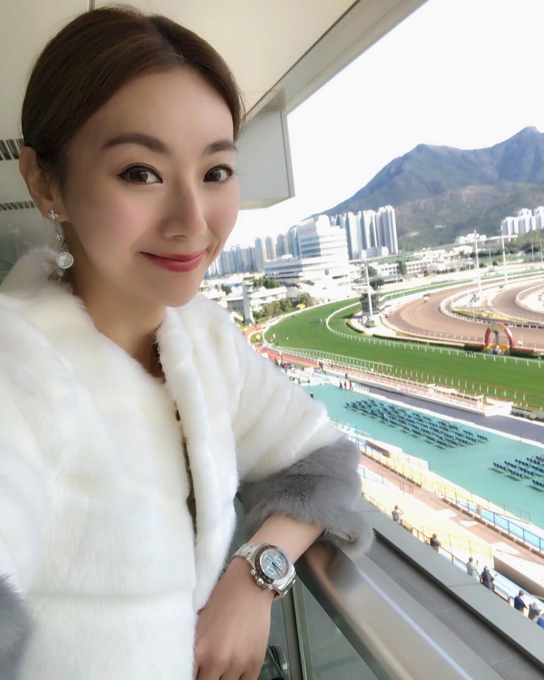 周嘉儀自轉戰金融界後,生活質素明顯上升不少,除了購入愈來愈多名牌手袋,亦經常出入馬場