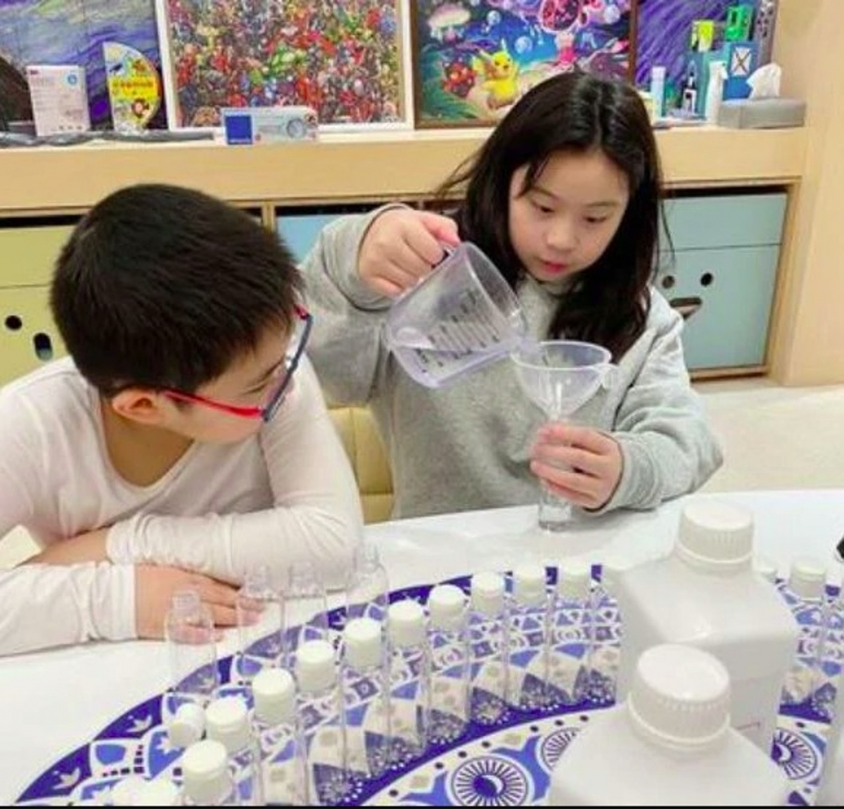 背後當然也會有經驗豐富的軍師爸爸劉鑾雄和媽媽甘比坐陣，大劉就是網店Admin之一