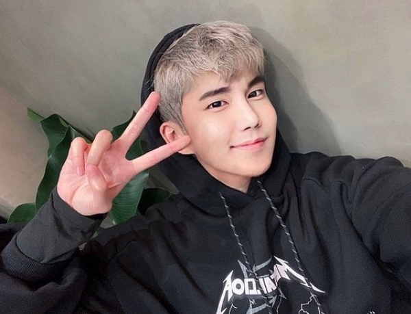 左下角這位可愛的男生名字叫小宜，他看起來雖然像是格格不入的參賽者，不過他卻以這鶴立雞群的身份突圍而出。