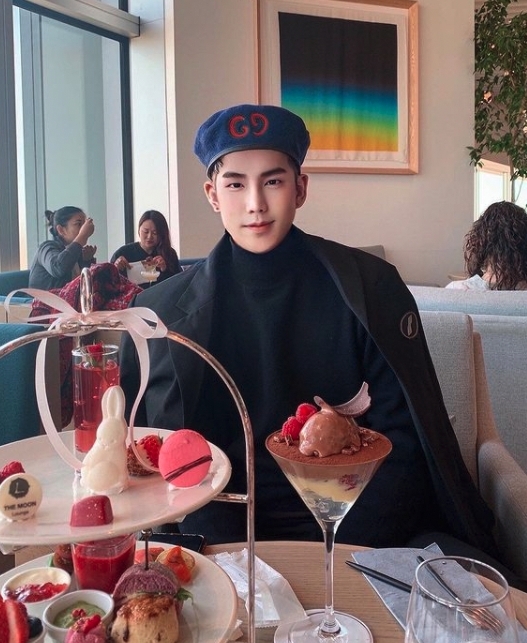 他的美照很有男神的風範，常常到文青咖啡店和藝術展覽打卡，根本就是讓女生心動的高帥Oppa