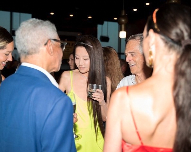 Vera的派對中更有不少年輕才俊的異國猛男相伴，不少樣貌俊俏的模特兒都爭著與他碰杯～