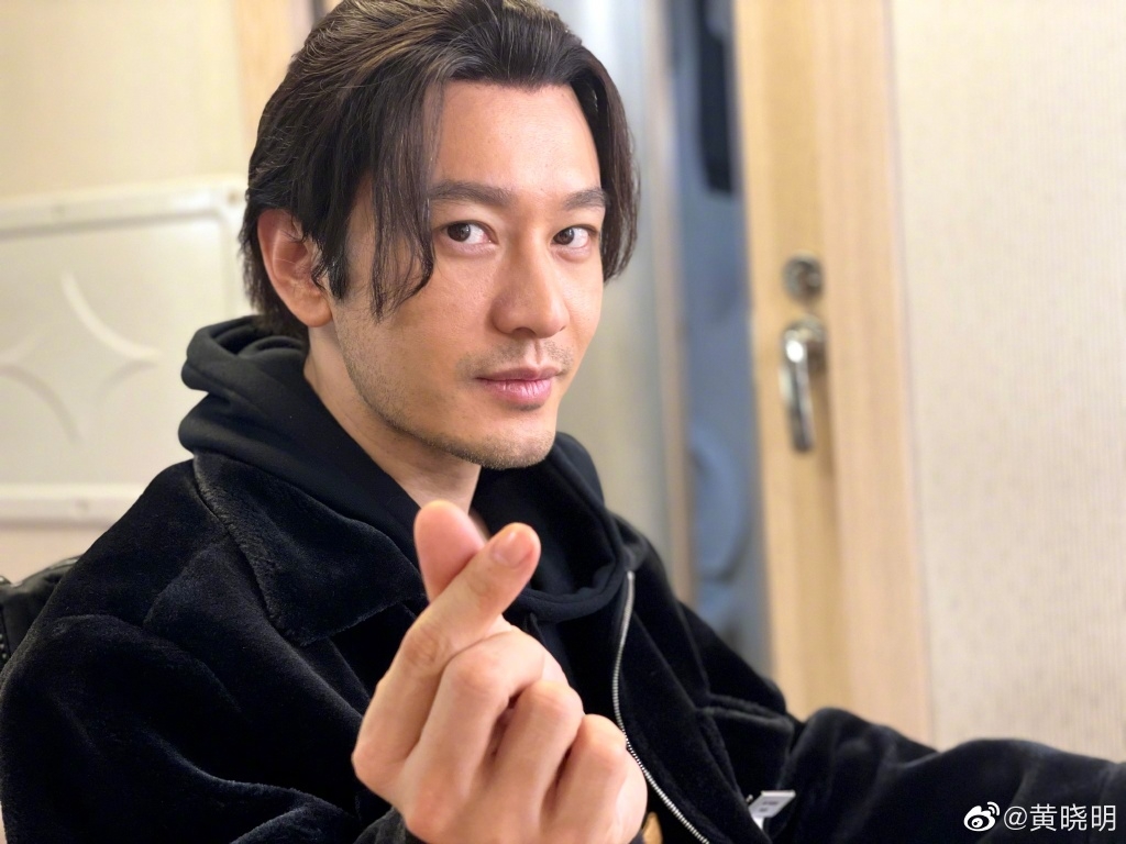 因為作為內地一線頂流女星的 Angelababy（楊穎），以及丈夫黃曉明就被內地網民炮轟「捐款太少」， Angelababy 以個人名義捐款 50 萬，而黃曉明則以自己的名義向河南捐出 20 萬瓶礦泉水以及 1 萬支消毒用品