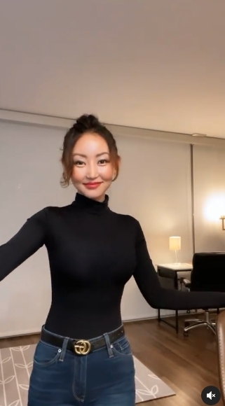 北韓-脫北者|朴研美亦曾經分享過一條小短片,片中的她穿著貼身的黑色上衣及牛仔褲