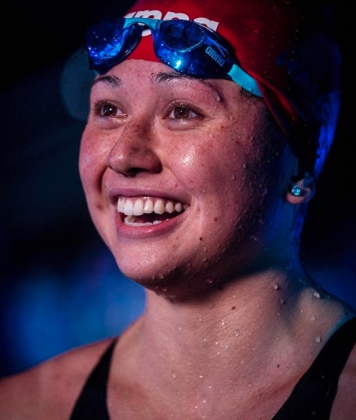 何詩蓓的實力不容小覷，她去年曾在國際游泳200米自由泳聯賽中，刷新亞洲紀錄，並與世界紀錄保持者僅差0.68秒。