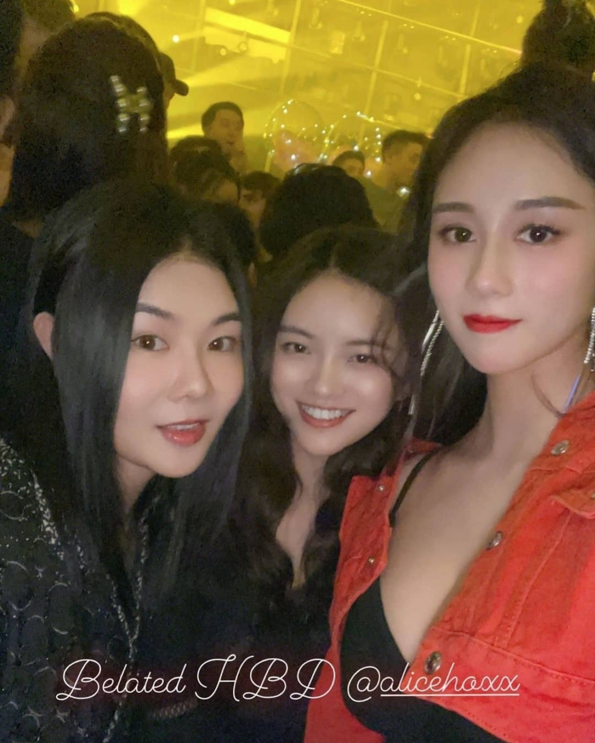 賭王何鴻燊孻女何超欣當然有打扮靚靚現身,穿上一條黑色吊帶裙,配襯一件鮮紅色牛仔褸