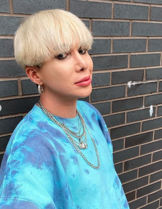 Jimin,惟他在穿著韓風,戴上黑超和滿身飾品的時候