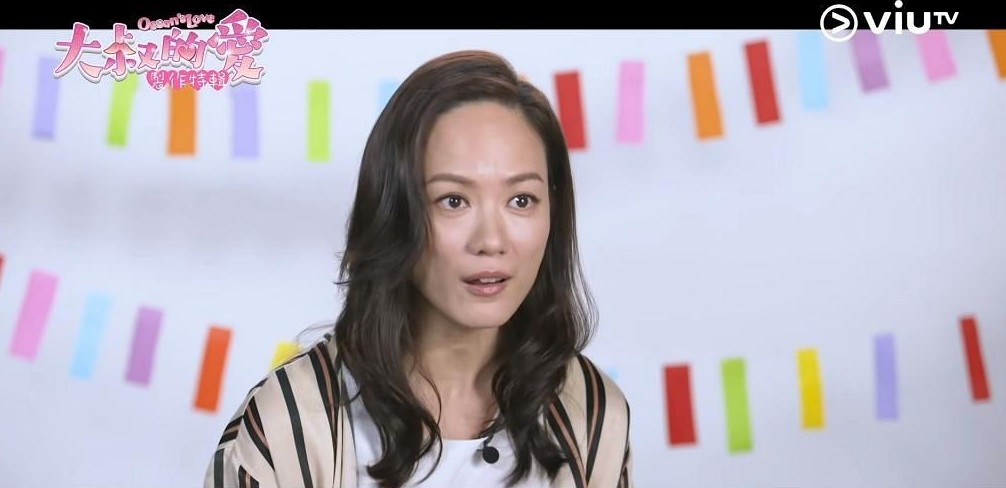 ViuTV BL 劇集《大叔的愛》掀起一陣煲劇熱,除了主角們的表現令人眼前一亮外,劇中多位綠葉配角演員的助攻亦加了不少分數!其中一位最受觀眾歡迎的必定是飾演 KK(黃德斌飾)老婆 Francesca 的美魔女簡慕華,