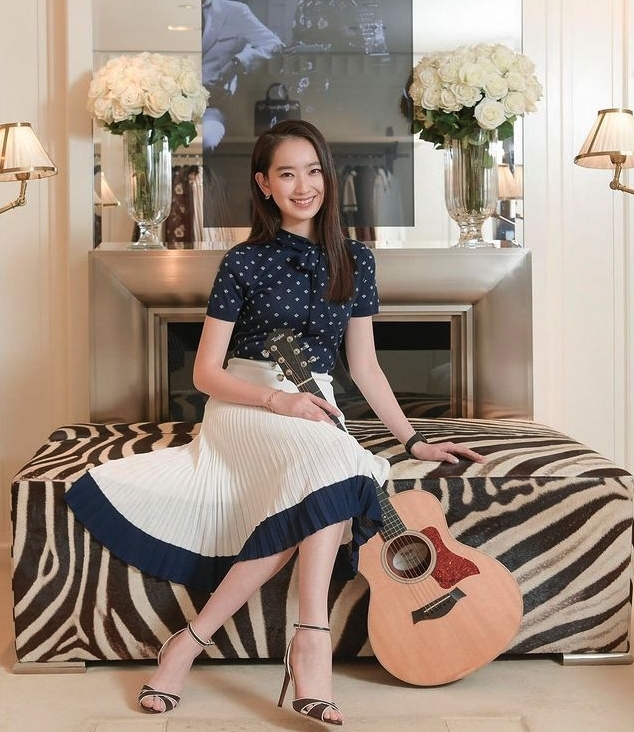另一位長腿星二代就有龔慈恩的女兒林愷鈴Ashley!身高1米73的她氣質清純,樣子甜美五官精緻