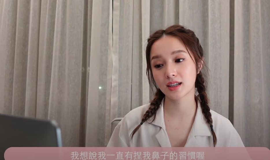 鄺潔楹的畢業照,風格就和現在相類近,不過她都自言知道鼻翼變窄了了不少,當時是靠長久以來養成捏鼻子的習慣