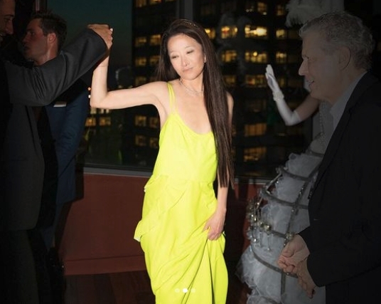 在派對中興奮熱舞，與朋友們酌酒慶賀，身影就如一位少女一樣，姿態優雅燦爛奪目！