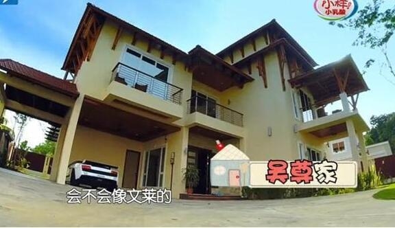 設備應有盡有的家,廚房有如客廳般大,家具多用木質材料,風格華麗又實用。不過吳尊近幾年看來還希望有一個更夢幻的家