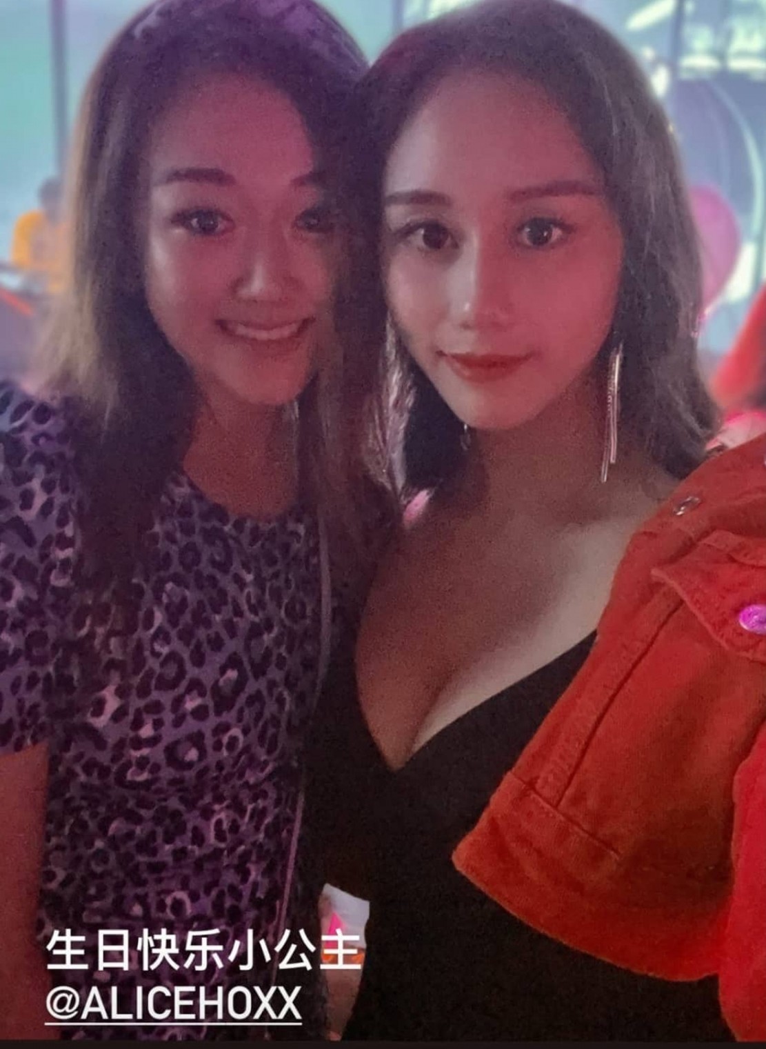 賭王何鴻燊孻女何超欣當然有打扮靚靚現身,穿上一條黑色吊帶裙,配襯一件鮮紅色牛仔褸