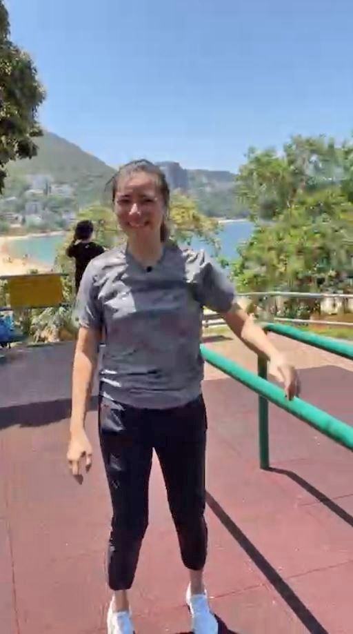 蒙嘉慧老公鄭伊健驚喜出現,雖然他並沒有在直播中現身,但是卻有在旁發聲,與 K Sir 對話