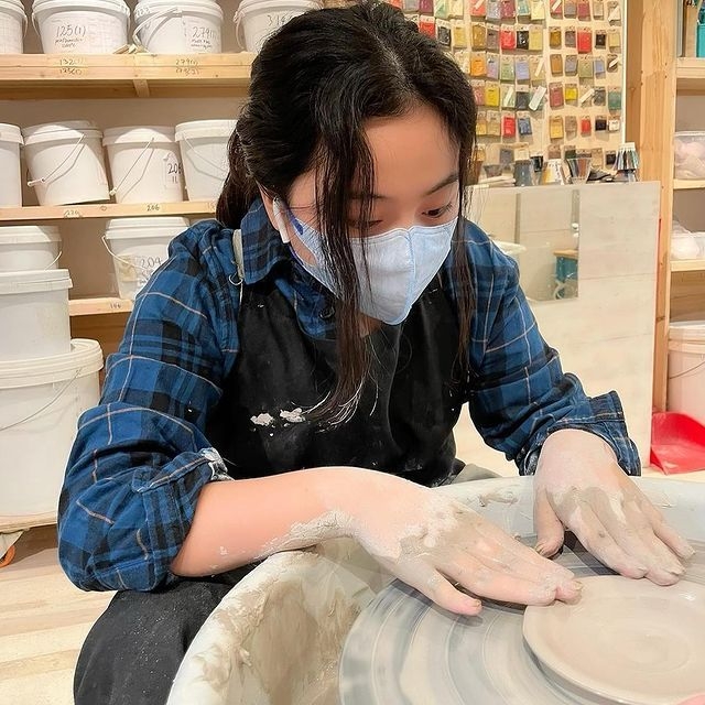 劉鑾雄大劉女兒劉秀樺在滑板上畫了媽媽甘比最心愛的卡通人物Pingu企鵝