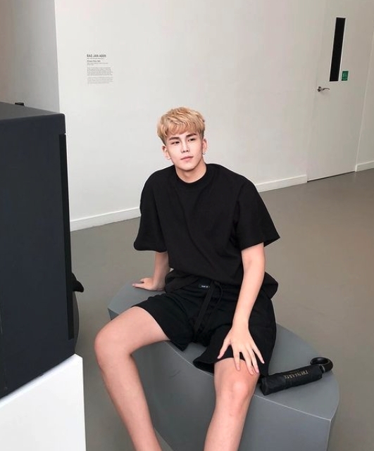 照片中的他樣子標緻粗眉大眼，臉型和身形都十分瘦削，根本讓人看不出他是胖子小宜！