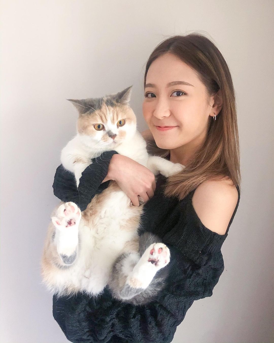 現年 24歲的余潔滢(Zoe)為余香凝的妹妹,比 Tiger 大 1 年多,為模特兒出身