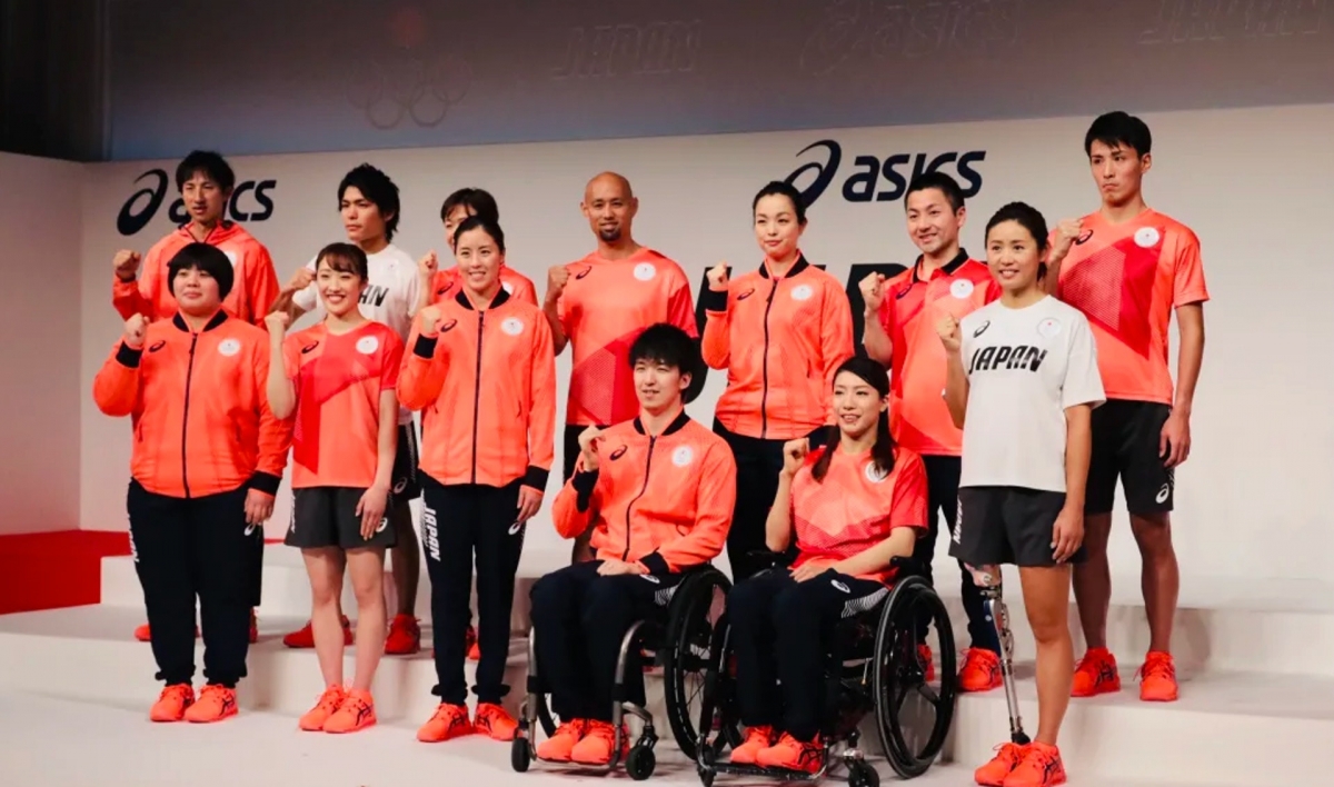 代表隊隊服就由日本運動品牌 ASICS 設計,以亮眼又鮮明「日出紅」作主色,粉色的橘紅十分有霸氣!