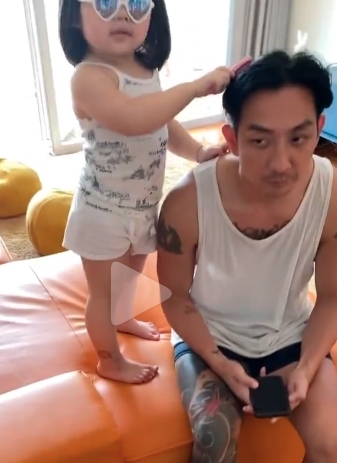 Lucy閒時還會用心愛的粉紅色公主梳子,幫爸爸梳頭,不過李璨琛就一臉無奈,乖乖坐著享受女兒的幫忙。