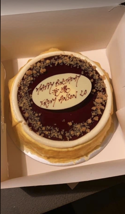 另一位同樣偉大的老公就在老婆生日時,把「神徒」妻子和教主Anson Lo二人P成甜蜜合照,並浪漫的佈置在房裏