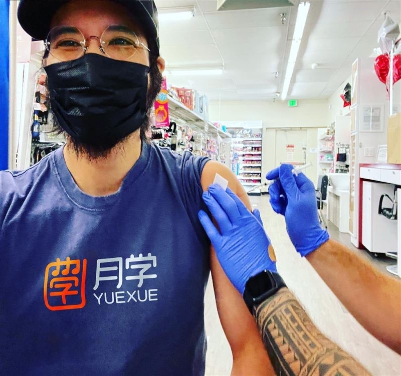王力宏的濃密程度就比彭于晏更甚,一張穿著便裝打疫苗的照片中,他即使戴上了口罩,還是難掩超長的鬍子!