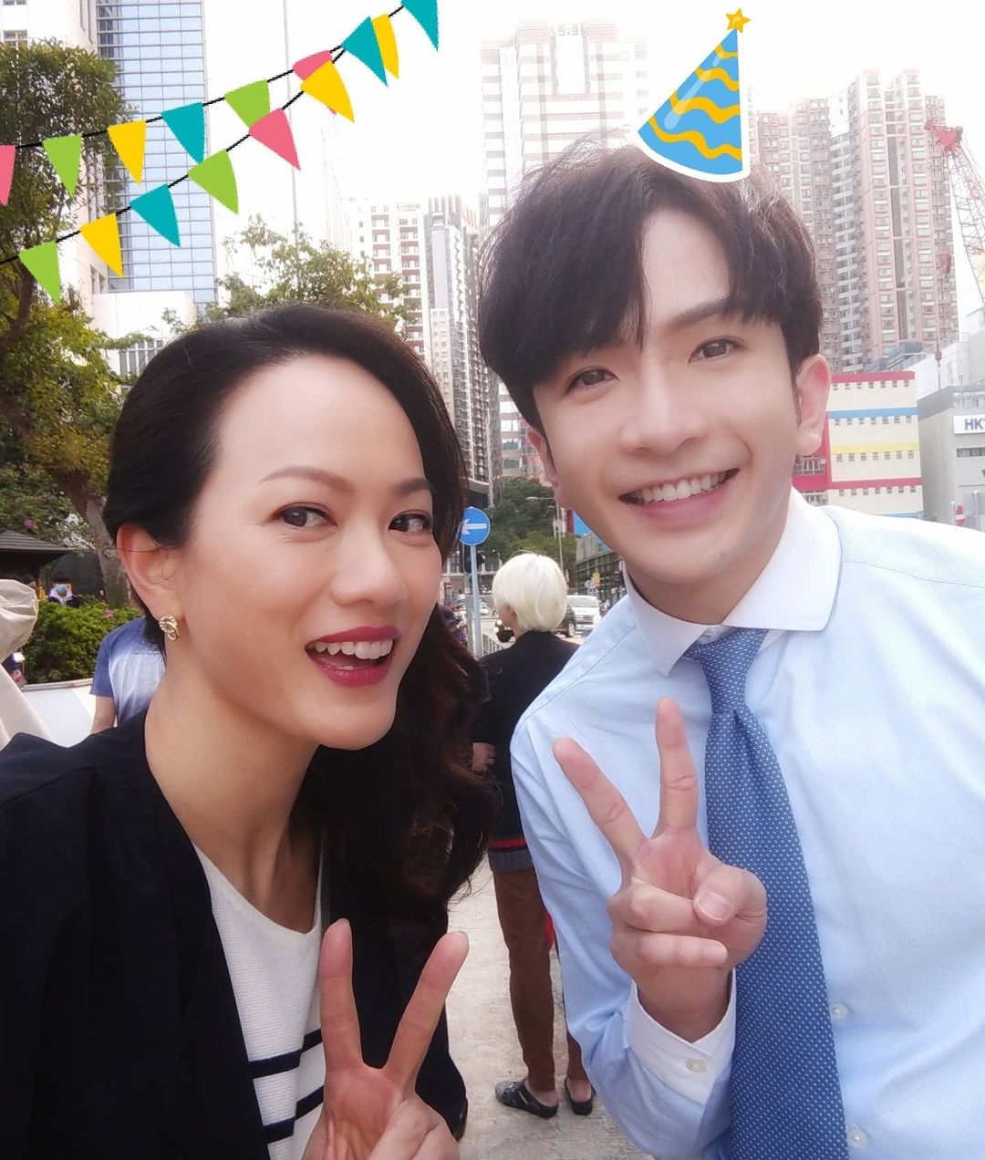 ViuTV BL 劇集《大叔的愛》掀起一陣煲劇熱,除了主角們的表現令人眼前一亮外,劇中多位綠葉配角演員的助攻亦加了不少分數!其中一位最受觀眾歡迎的必定是飾演 KK(黃德斌飾)老婆 Francesca 的美魔女簡慕華
