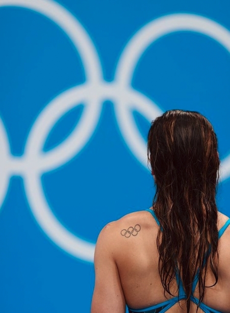 何詩蓓在左邊背上更有一個奧運五環的紋身。本身不喜歡紋身的她，在賽後就決定要刻下這個回憶，