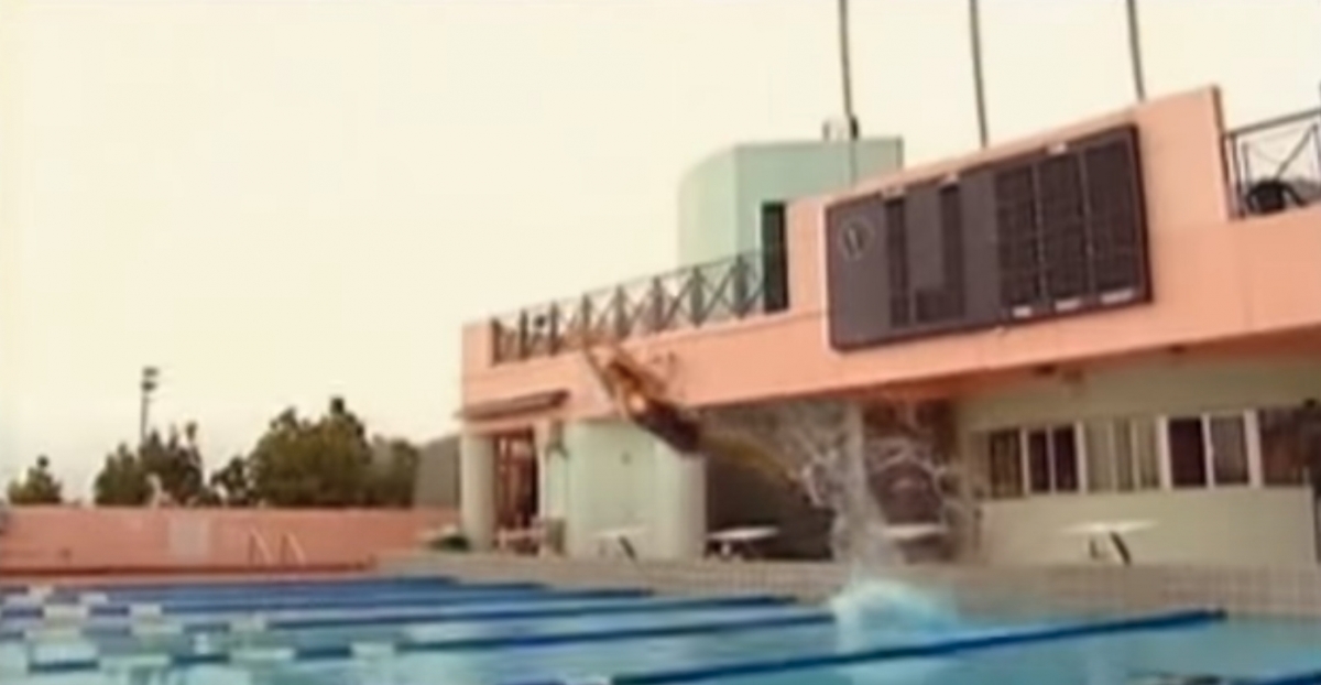 唐寧另一必殺技就是「片石轉身」,在池邊轉身即衝出水面