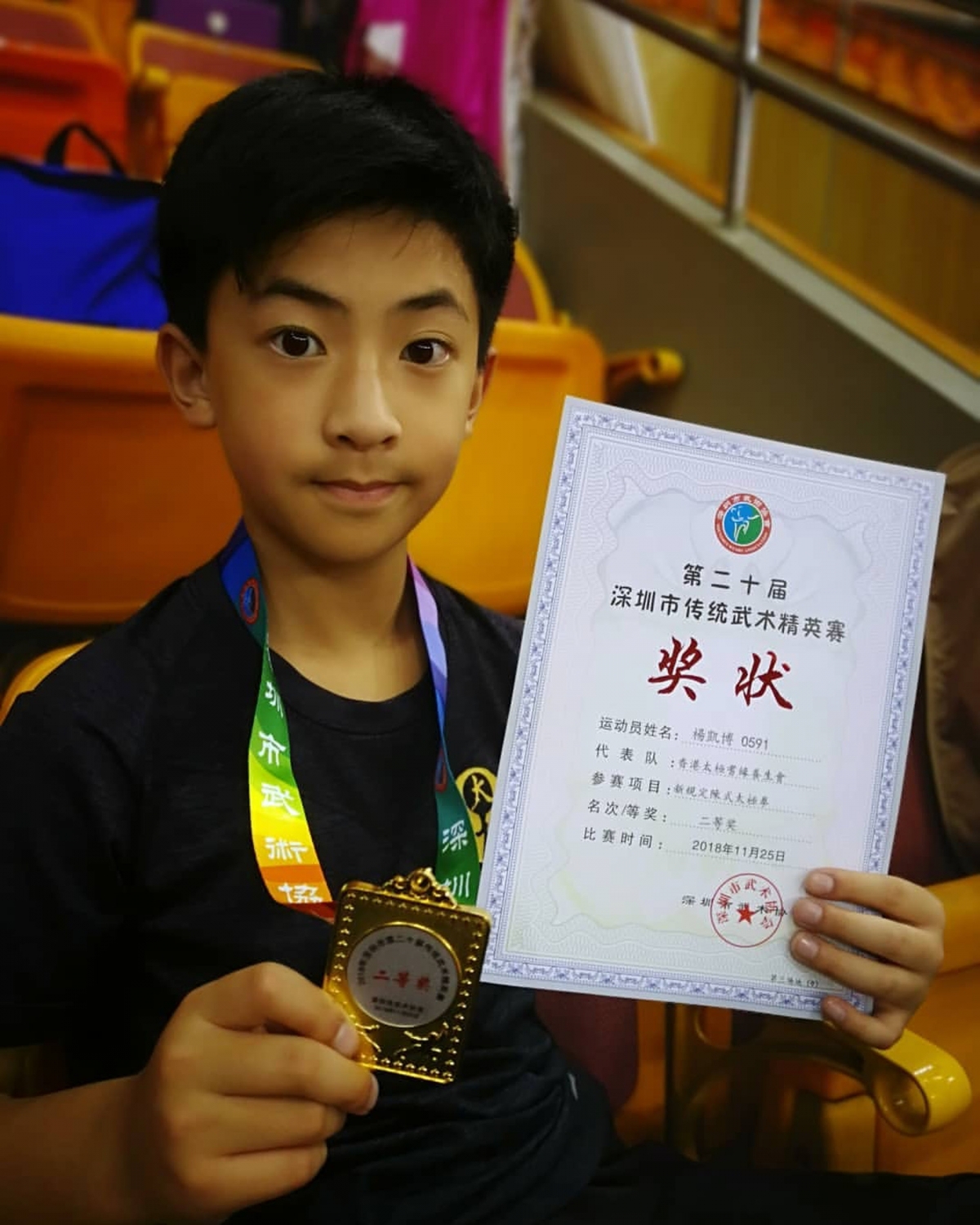 網絡上流傳的一張萬能Keymeme圖,因為一個男童的一句「乜嘢叫保險啊?」爆紅。當時原來他是保險廣告的童星楊凱博