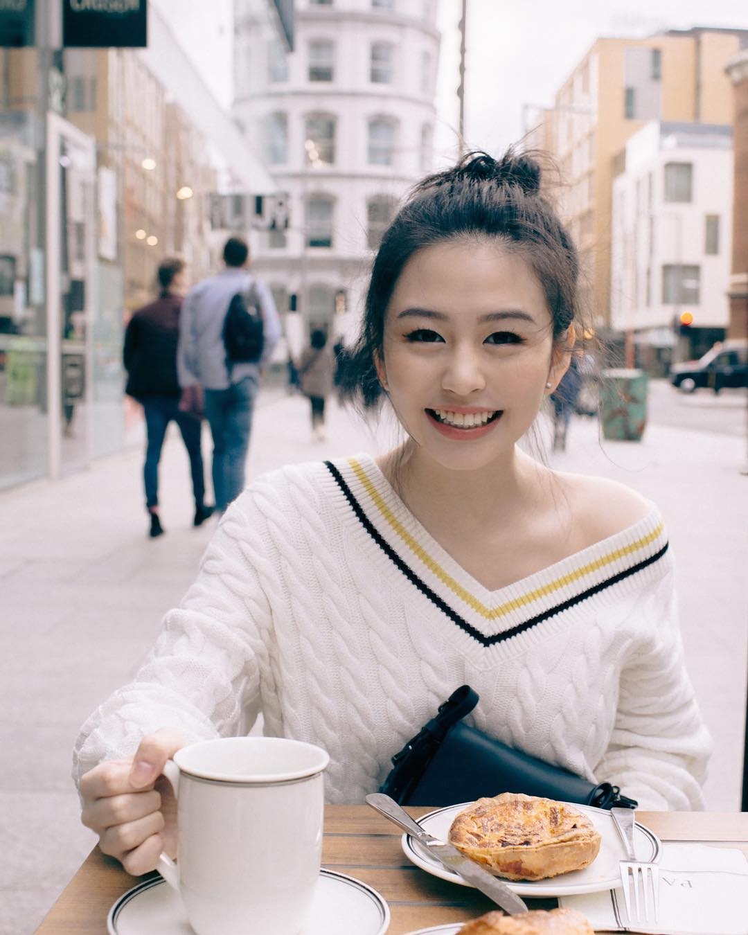 沈月自爆被同學排擠,性格內向討厭被注視,卻想仿效母親邱淑貞成為明星?