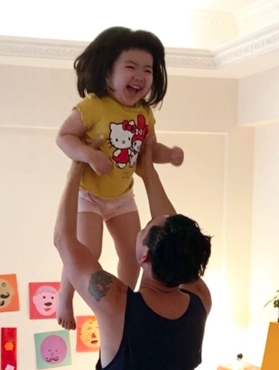 一張抱起Lucy的照片也十分有愛,不過網民就笑指:「舉Lucy好過舉鐵~」