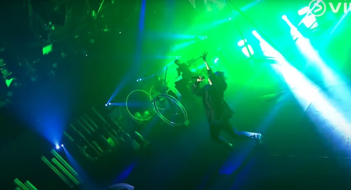 Jer玩轉整個舞台,有粉絲稱他把《Chill Club》舞台變成了他的個人迷你演唱會!