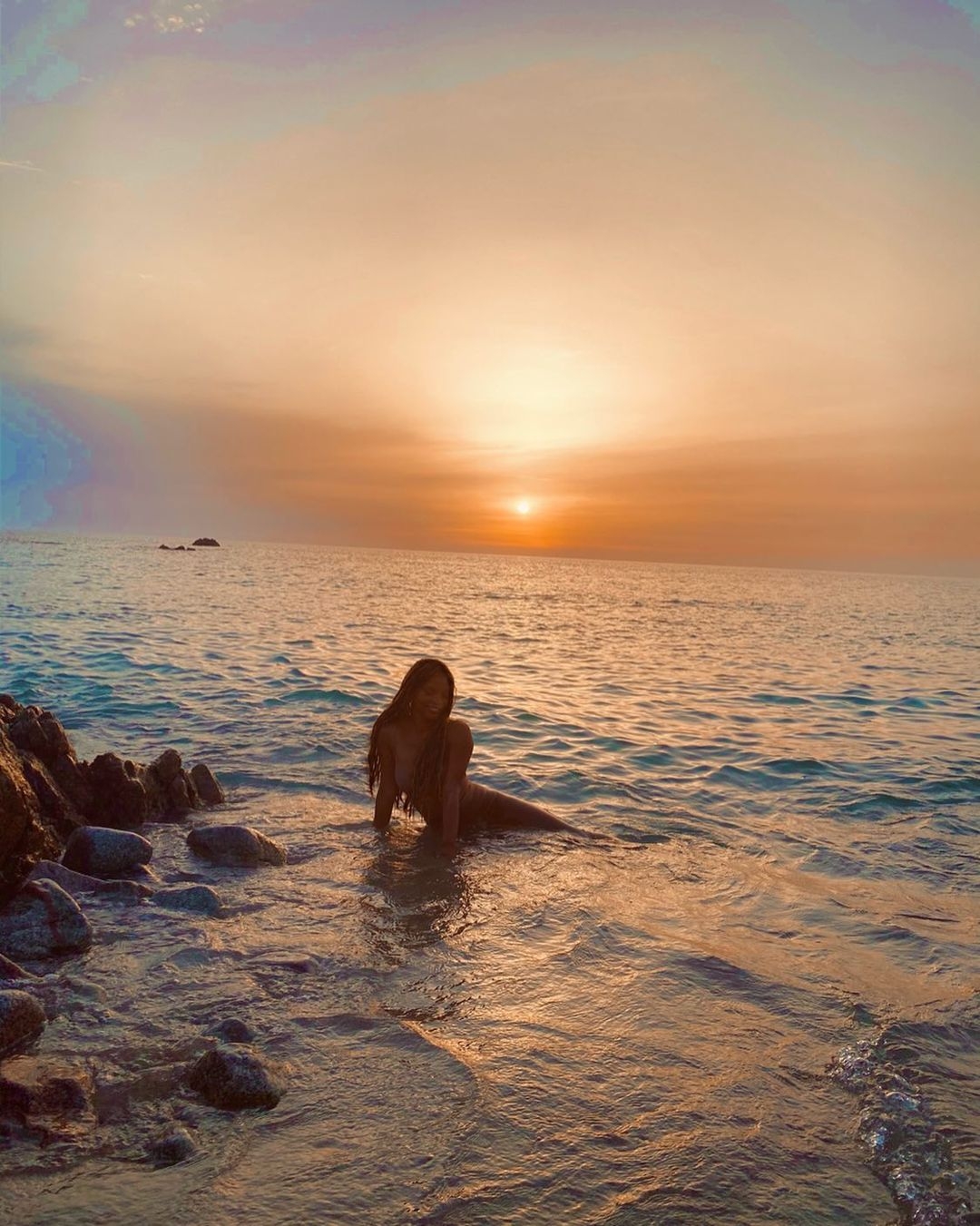 《美人魚》真人版電影拍攝終於完成,Halle Bailey 亦分享了一張在劇中的美人魚造型 照