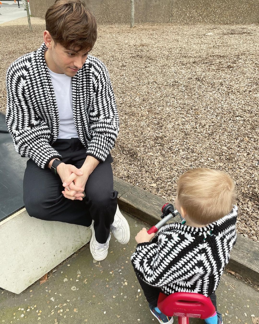 Tom 更於大他 20 歲的編劇男友 Dustin Lance Black 於 2017 年完婚,2018 年就透過代理孕母的方式產子,過著一家三口的幸福家庭生活!