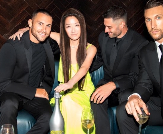 Vera的派對中更有不少年輕才俊的異國猛男相伴，不少樣貌俊俏的模特兒都爭著與他碰杯～