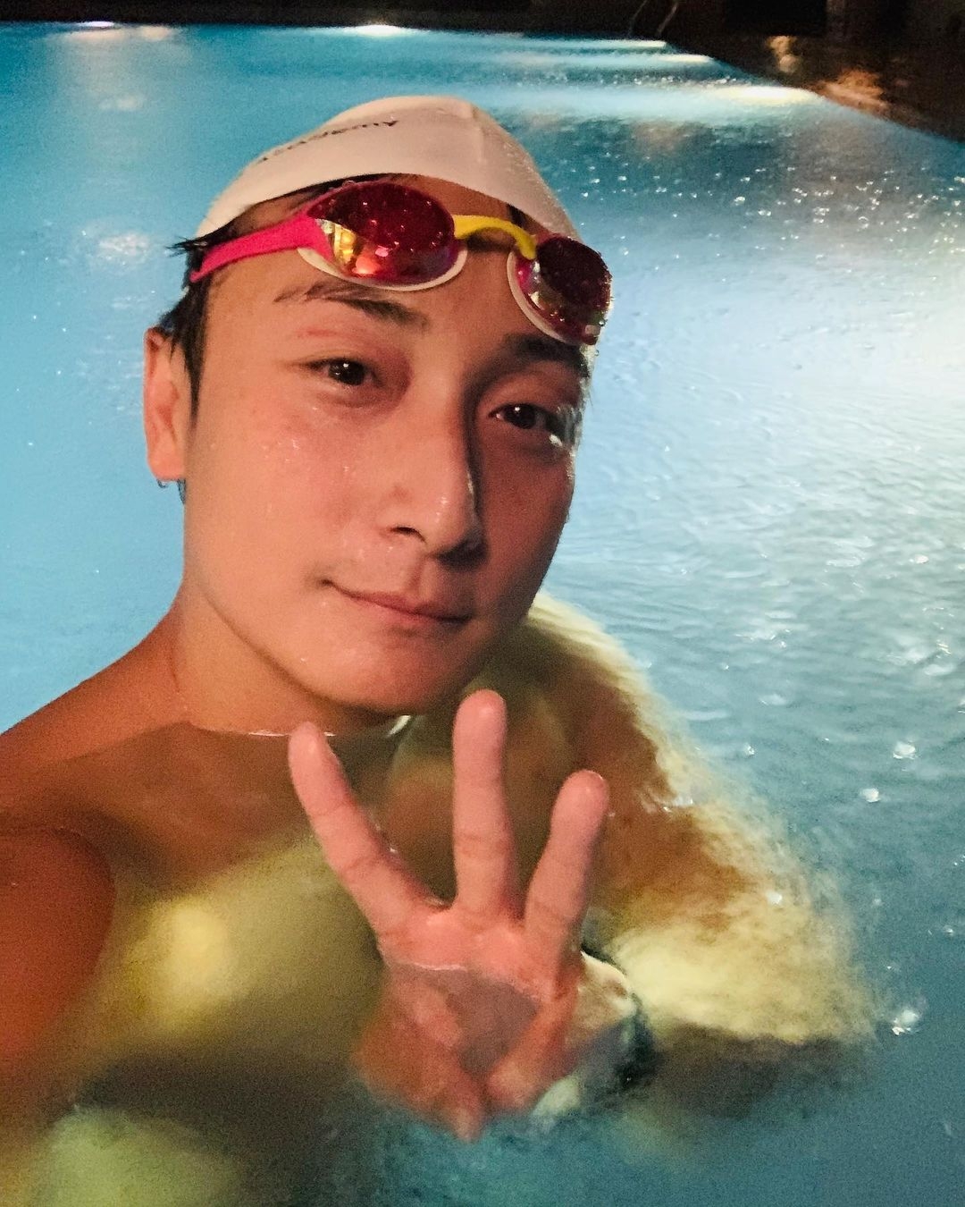 方力申直認自己是個不懂浪漫的人,因自小家庭傳統,從小到大都沒有見過爸媽牽手