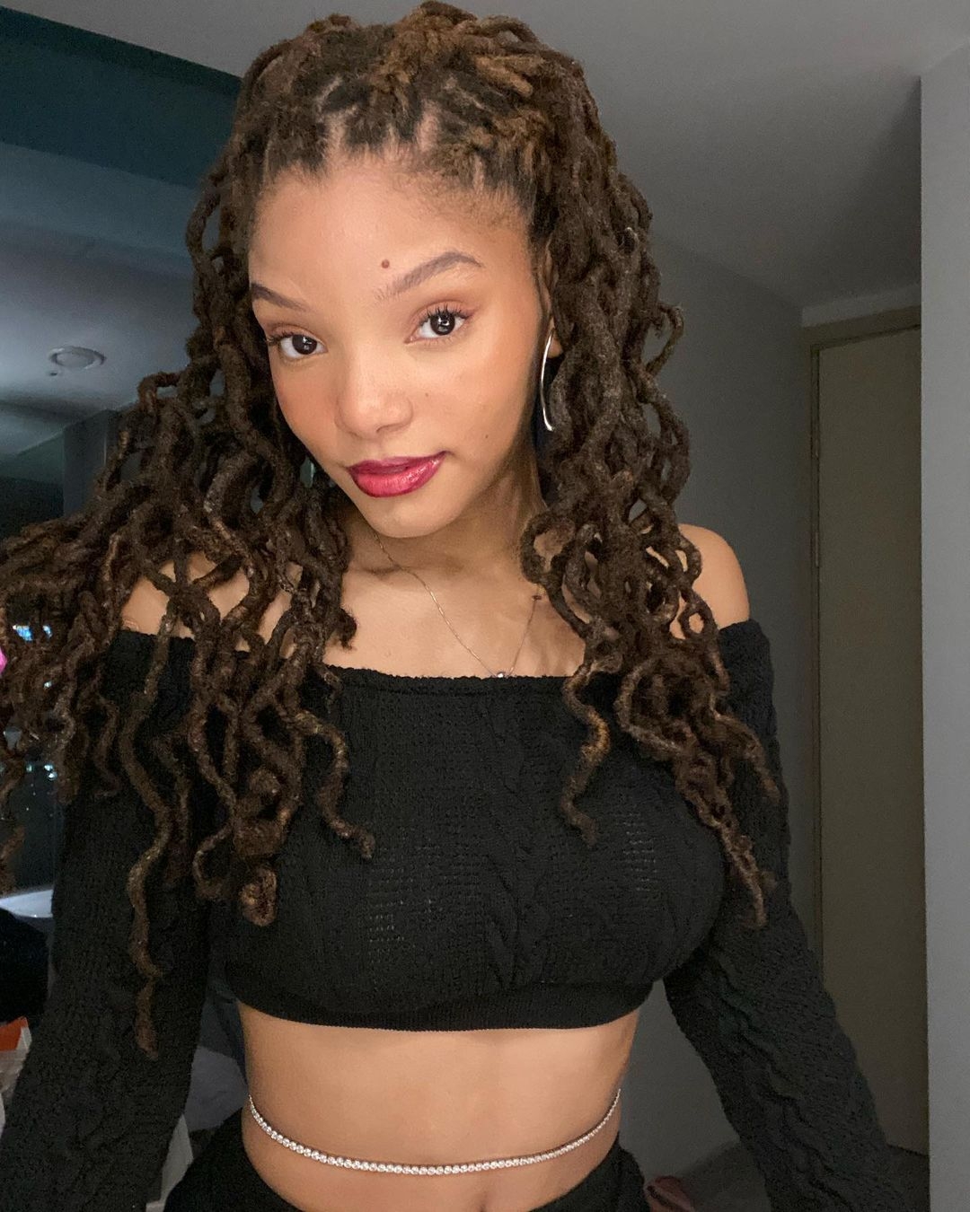 迪士尼宣佈電影《美人魚》真人版由新生代美國女歌手 Halle Bailey 任女主角,因外貌與角色的差距一直引起爭議。