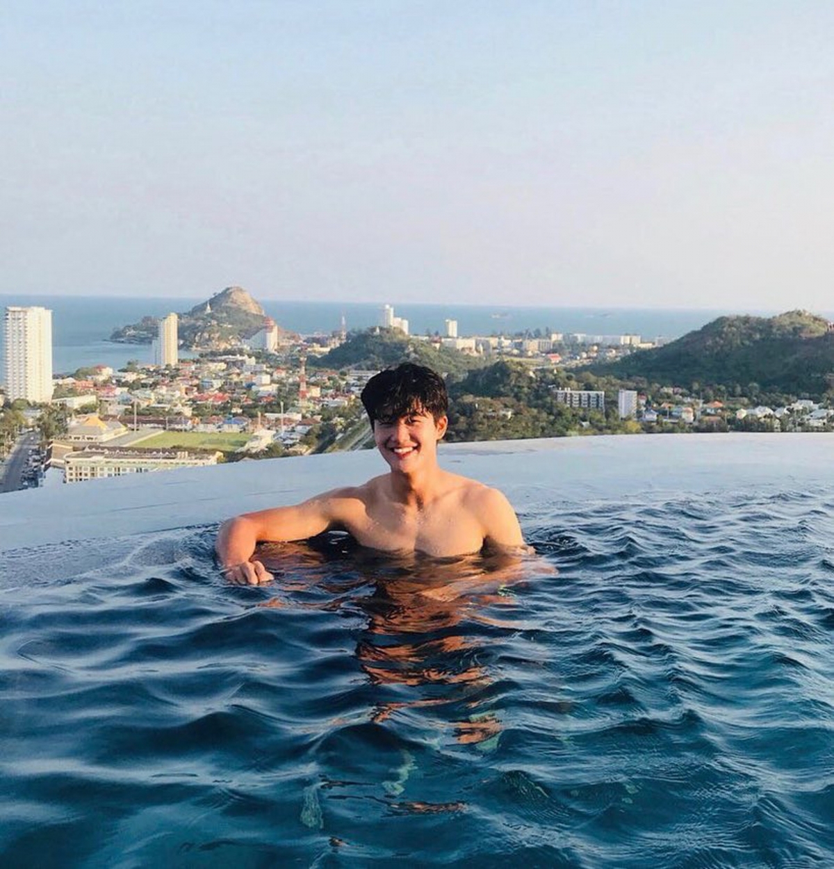 現年22歲的薜永佑是韓國足球代表隊的成員,他的樣貌也許不及鄭勝元般精緻標準