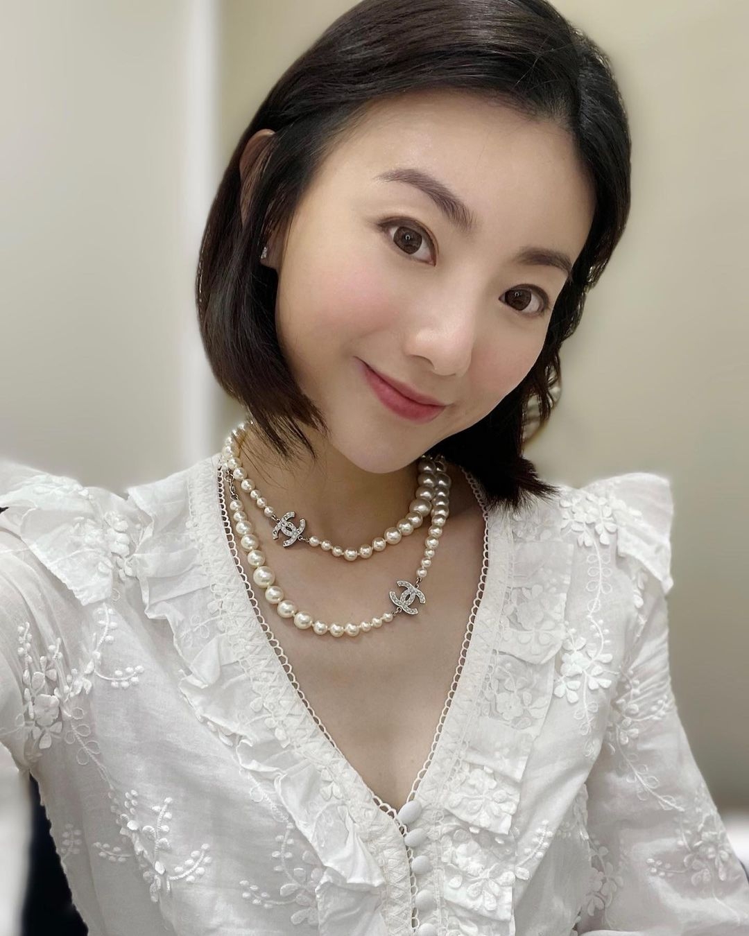 周嘉儀曬出手上的3隻手鈪合共都要逾10萬,每款耳環則要幾千元,如果再配搭她平日最愛的 Hermès 手袋