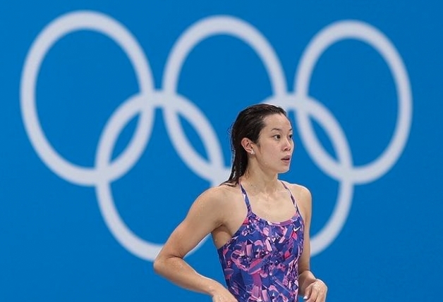 何詩蓓也多次偕同港隊隊友兼師姐的歐鎧淳，多次參加接力賽默契滿分。不過經驗豐富的歐鎧淳